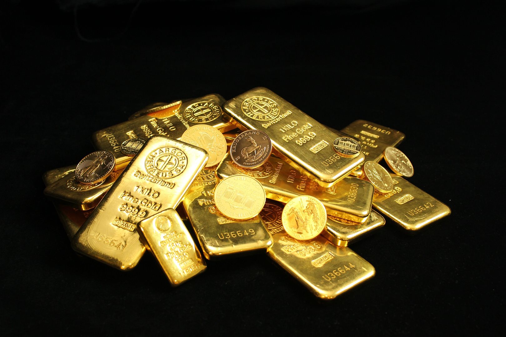 A wave of selling hits gold… and tensions in the Middle East heighten concerns