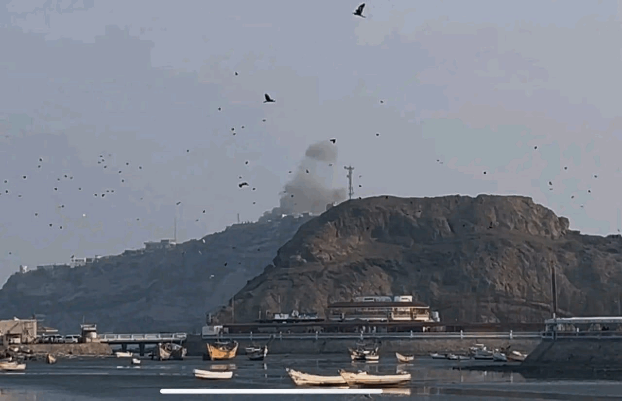 Explosions in Aden... Houthis announce targeting a camp and naval base