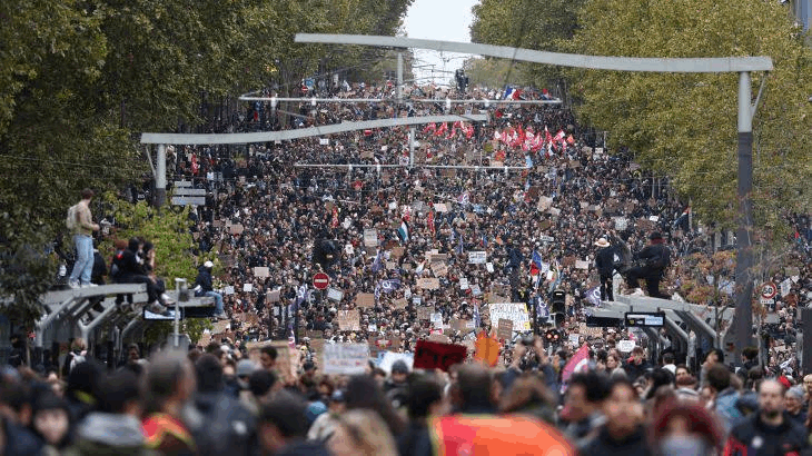 Burning barricades and hundreds detained... Social anger shakes France again as police face protesters