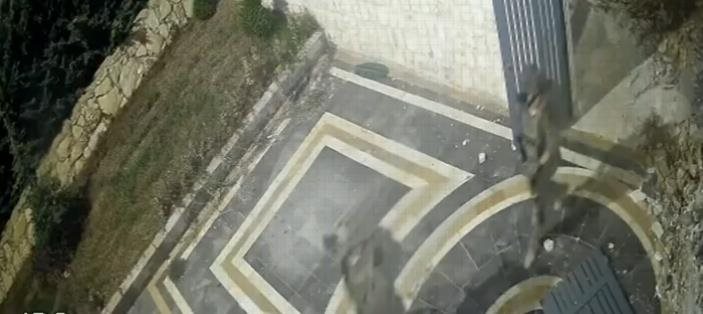 بالجرافات.. الجيش الإسرائيلي يدمّر فيلا في الجنوب (فيديو)