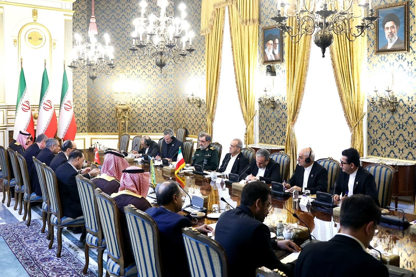 The meeting between Iranian officials and representatives of the Mecca Agreement countries begins
