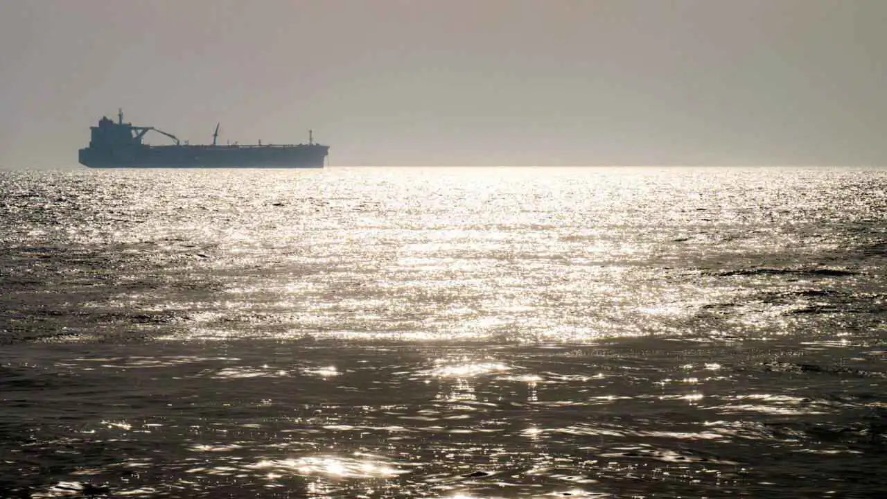 British Maritime Agency: Fire aboard a ship off the Iraqi coast