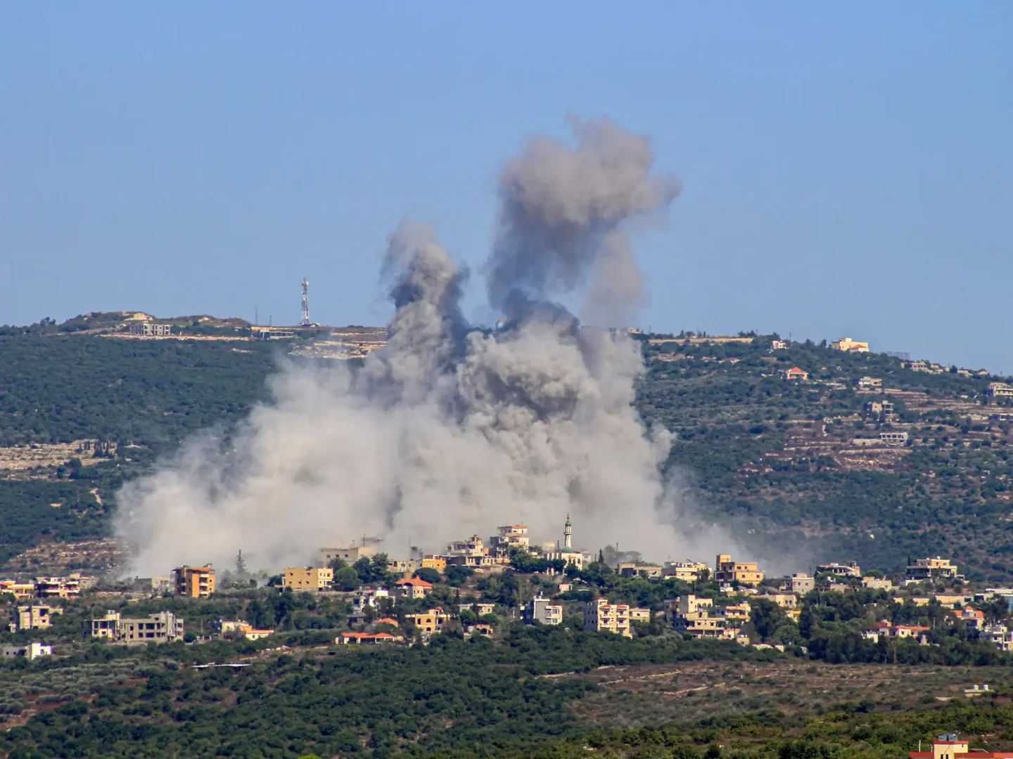 Israeli attacks continue in the south… shelling and sweeping operations