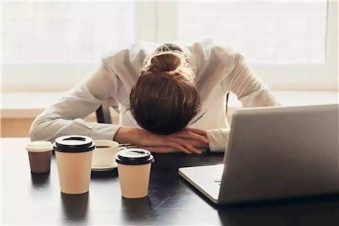 لماذا تشعر بعض النساء بالنعاس بعد شرب القهوة؟