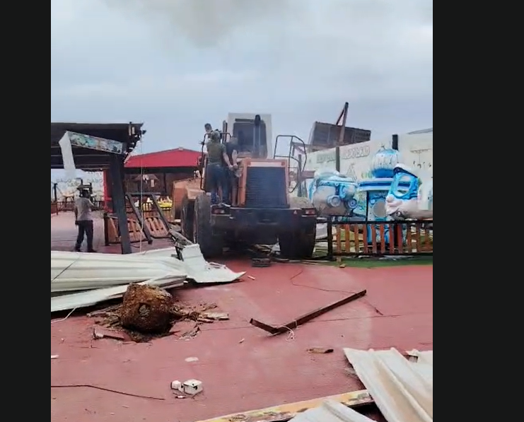 Video: After images of a decision to close it… the owner of an amusement park in Tripoli brings in a bulldozer and completely demolishes it